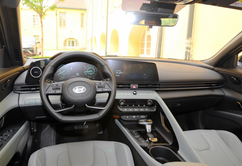 Hyundai Elantra (2023)   - 09.12.2023
